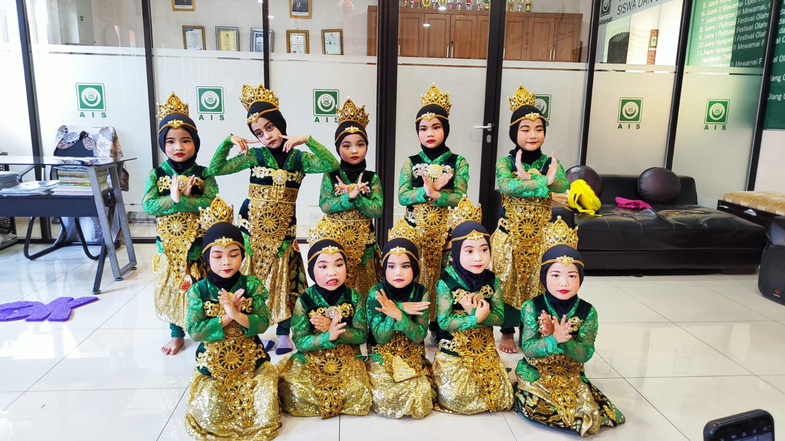 Siswa TK Al Khoriyah Islamic School sedang memakai pakaian adat